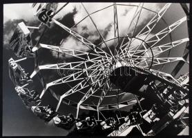 cca 1980 Balásy Pál felvétele a budapesti Vidámparkban, jelzés nélküli vintage fotóművészeti alkotás, 28x39 cm