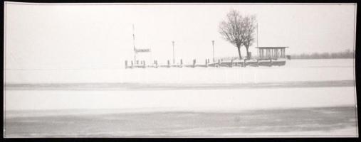 cca 1980 Balatonkenesei móló télen, 13x33 cm
