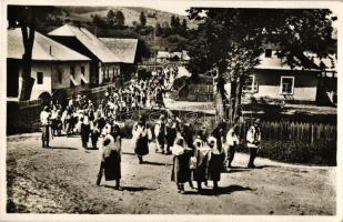 Kőrösmező, Jasina; Huculové v nedeli / Hutsul people on a sunday, folklore