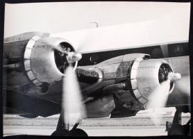 cca 1960 Repülőgép az indulás pillanatában, 36x50 cm