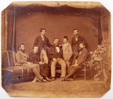 cca 1870 Családi fotó, de csak a család férfi tagjairól a XIX. századból, a hasonló méretű üveglemez negatív nyilvántartása száma a kép felső szélére bemásolva, a kép sarkai levágva, 26x30 cm