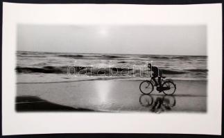 cca 1985 Szabó Judit: A tengernél estefelé, feliratozott vintage fotóművészeti alkotás, 22x36 cm