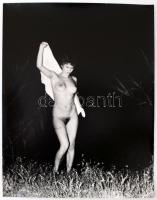 cca 1975 Éjszakai fürdés után, finoman erotikus fénykép, 38x30 cm / cca 1975 Erotic photo, 38x30 cm