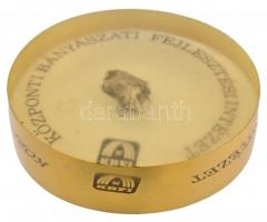 DN "Központi Bányászati Fejlesztési Intézet" plexi plakett, benne kőzetmintával (84mm) T:2