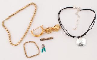 Bizsu tétel: benne 2 nyaklánc, 2 kitűző, 1 pár fülklipsz, 1 karkötő és egy pár fülbevaló, összesen: 9 db