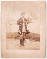 1890 Férfi díszmagyarban. Fotó kartonon 18x30 cm