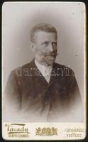 cca 1900 Férfi portré Várady debreceni műterméből, keményhátú fotó, 7x11 cm