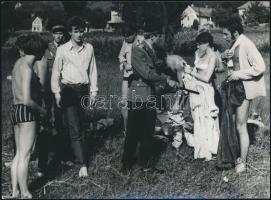 cca 1975 Filmjelent fotó Balázsovits stb. filmfotó, 13x18cm