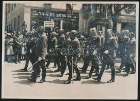 cca 1930-1940 Katonatisztek egy budapesti felvonuláson, 13x18 cm