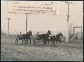 1943 Bp., Verseny a budapesti Ügetőn, feliratozott sajtófotó, 23x17 cm