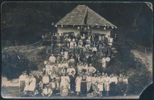 cca 1910 Kárpáti Turista Egylet társaság ház körül fotólap
