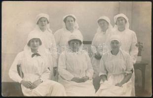 cca 1916 Ápolónő főrendi asszonyok, gróf- és bárónék aláírt fotólap