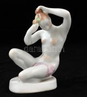Aquincumi porcelán fésülködő női akt, kézzel festett, jelzett, hibátlan, m:15 cm / Hand painted porcelain female nude