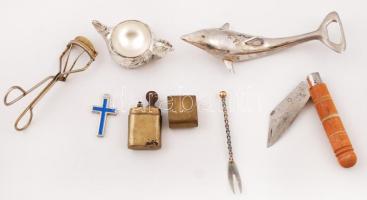 7 db-os vegyes tétel érdekességekkel: szempillagöndörítő, bicska, kereszt alakú medál, öngyújtó, tojástartó, delfin alakú sörnyitó, kétfogú villa