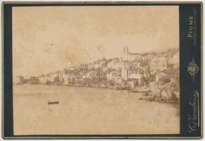 1886 Volosca látképe, keményhátú fotólap fiumei műteremből (Carl Zamboni), hátulján feliratozva, 10,5×13,5 cm