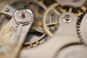 cca 1900 Doxa márkájú zsebóra. Működő állapotban, számlapon  apró hajszálrepedéssel, hozzá lánccal /...