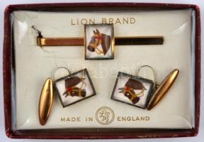 Lion Brand mandzsettagomb nyakkendőtűvel, lovas illusztrációval, saját dobozban