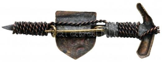 ~1930-1940. Csákány alakú zománcozott fém turista jelvény (18x49mm) T:2