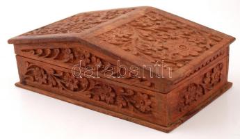 Gazdagon faragott fa doboz, 21×13 cm
