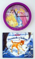 Disney tétel: Disney hercegnők falióra, működő, d:25cm +Disney Bambi Nyomok a hóban. Debrecen, 1996, Tóth Könyvkereskedés és Kiadó Kft. Kiadói kemény kötésben.