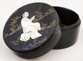 Keleti életképes, dekoratív lakkozott fadoboz, gyöngyházból készült figurális rátéttel, kis sérülésekkel, d: 12,5 cm