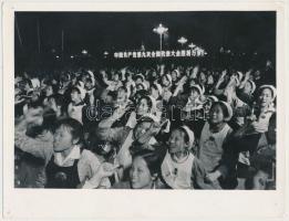 Mao -Ce-Tung és az ünneplő tömeg fotó, 2db, jelzés nélkül, 20x15cm