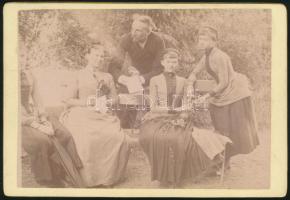 cca 1910 Lukse-Fábry Béla (1844-1915) Minisztériumi műszaki tanácsos a családja körében, korabeli keményhátú fotó. 11x16cm