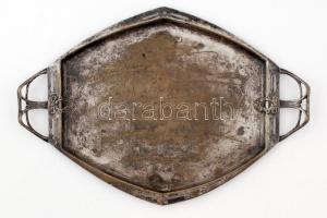 Argentor ezüstözött, gazdagon díszített szecessziós fém tálca, jelzett, "Emlékül "a Kuruczok", 1908. decz. 28." felirattal, Kern Hermann (1876-1957) mezőgazdász, mikológus, fitopatológus, a Növényélet- és Kórtani Állomás igazgatója, a hazai növényvédelmi szolgálat megszervezője és vezetője, Herke Sándor (1882-1970) Kossuth-díjas (1955) vegyészmérnök, egyetemi tanár, Hankóczy Jenő (1879-1939) mezőgazdasági kutató, Floderer Sándor (?-?) gyógyszerész, vegyész, Rády Albert (?-?) mezőgazdasági szakíró, Griell Kálmán (?-?) fővegyész, mezőgazdasági szakíró és mások aláírásaival, 35×24 cm