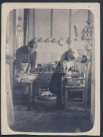 1913 Kerny István (1879-1963): Nagymosás a konyhában, privát fotólapként használt fénykép, amelyet később alul megvágtak, 12x9 cm