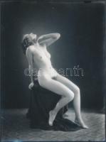 cca 1925-1930 Demeter Károly (1892-1983) párizsi korszakából való finoman erotikus jelzetlen fénykép, azonos méretű üveglemez negatívról készült, későbbi kontakt másolat a szerző hagyatékából, 24x18 cm