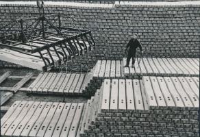 cca 1967 A vasúti sínek talpfáit vasbeton elemekre cserélik, amelyeket a lábatlani Vasbetonelem gyárban készítenek, 15x22 cm