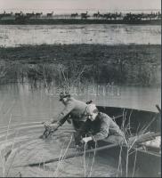 cca 1960 Tiszai árvíz idején vadászok és katonák mentik az ártéren rekedt őzeket, nyuszikat, 20x18 cm