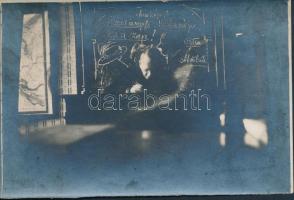 1918. január 19. Lesifotó Lang tanár úrról, akit Tatyinak hívtak a diákok, óra alatt készült rejtett...