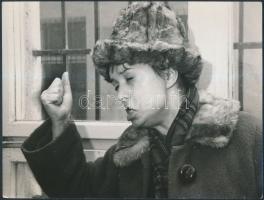 cca 1970 Nem megmondtam, hogy bontott csirkét hozzál??!!, jelzetlen fotó, 18x24 cm