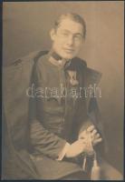 cca 1910 Katonai portré két kitüntetéssel, Kosel bécsi műterméből, hidegpecséttel jelezve, 21x15 cm