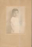 cca 1920 Máté Olga (1878-1961): Gyermekportré, hidegpecséttel jelzett vintage műtermi fotó, 17x12 cm, karton 29x20 cm