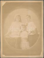 cca 1890 Mai és Társa (Budapest) cs. és kir. udv. fényképész műtermi felvétele három gyermekről, kar...