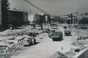 1972 Budapest, egy kocsiból álló villamos járatok Budán, az Alkotás út és Krisztina körút találkozás...