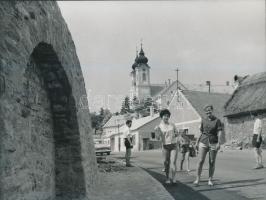 1963 Tihany, Nyaralók a község Fő utcáján, feliratozott sajtófotó, 18x24 cm