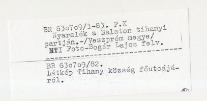 1963 Tihany, Nyaralók a község Fő utcáján, feliratozott sajtófotó, 18x24 cm