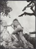 cca 1975 Egyre feljebb, finoman erotikus fénykép, 23x17 cm /
cca 1975 Erotic photo, 23x17 cm