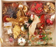 Különféle dekoratív karácsonyi díszek: gömb, harang, toboz, figura, stb.