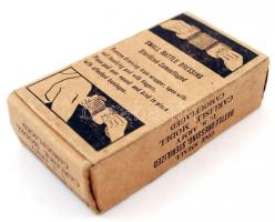 1 csomag régi, amerikai harctéri kötszer