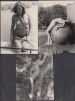 cca 1975 Természetimádók egy szál semmiben, 4 db finoman erotikus fénykép, 10x15 cm / cca 1975 4 erotic photos, 10x15 cm