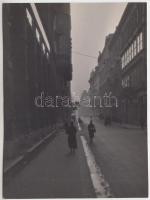 cca 1935 Dulovits Jenő (1903-1972): Alkony a városban, pecséttel jelzett vintage fotó, 11,5x8,5 cm