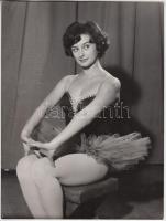 cca 1960 Kotnyek Antal (1921-1990) képriportja balett táncosokról, 6 db jelzés nélküli fotó a szerző hagyatékából, 18x22 cm és 24x18 cm-es méretek között