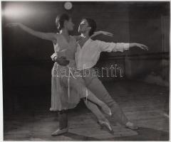 cca 1960 Kotnyek Antal (1921-1990) képriportja balett táncosokról, 6 db jelzés nélküli fotó a szerző...