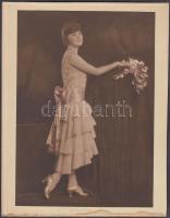 cca 1925 Angelo (1894-1974) műtermi felvétele, aláírva, színezve, a hordozó karton körbevágva, 22x16 cm, karton 25x20 cm