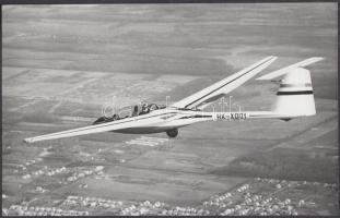 cca 1984 Magyar gyártmányú vitorlázó sportrepülőgép Nyíregyháza határában, tervezője dr. Kesselyák Mihály repülőmérnök, 15x24 cm
