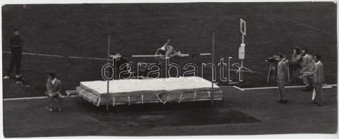 cca 1975 Zsigri Oszkár: Magasugró, a szerző által feliratozott vintage sportfotó, 10x24 cm